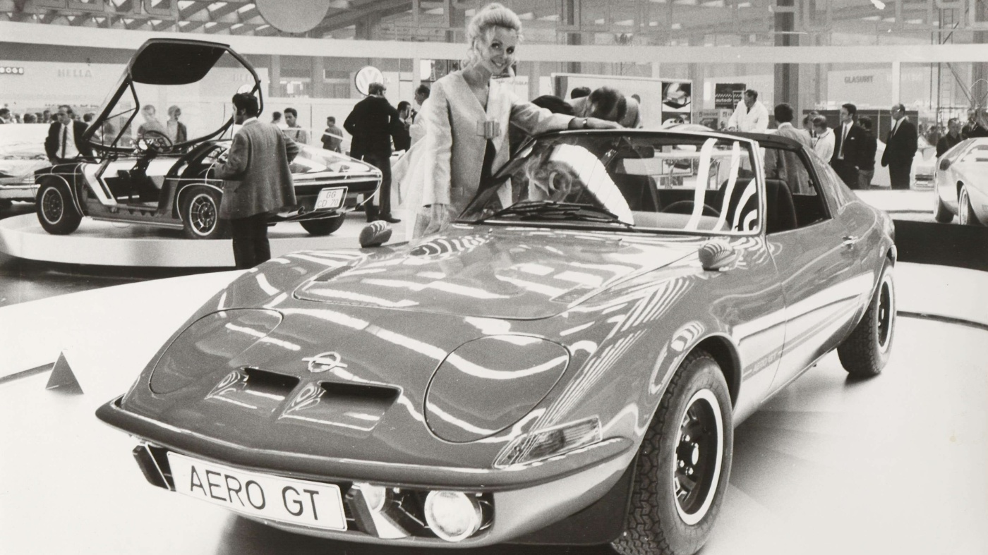 Präsentation eines Opel-Modells auf einer frühen IAA