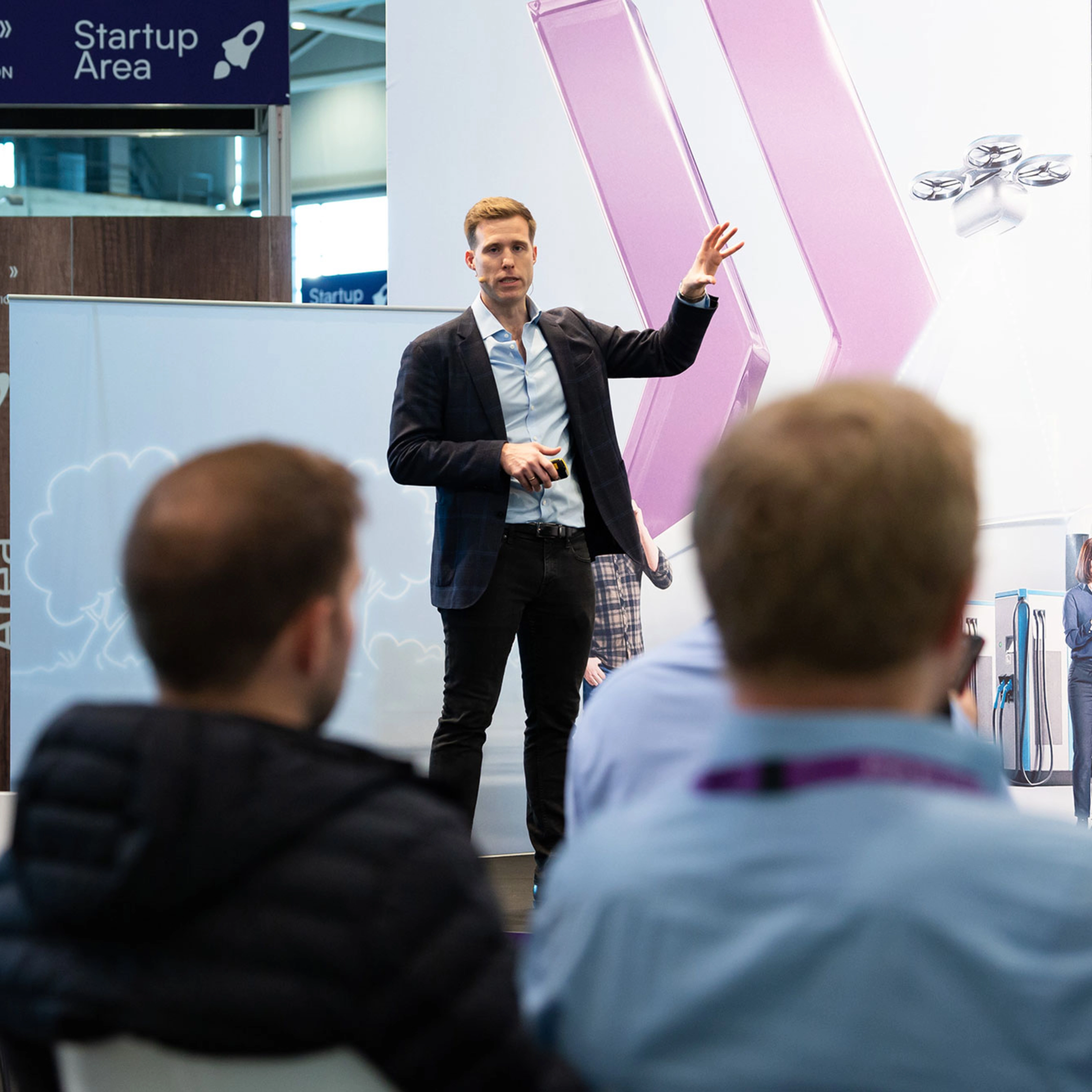 Referent präsentiert auf einer Bühne bei einer IAA-Transportation-Konferenz.
