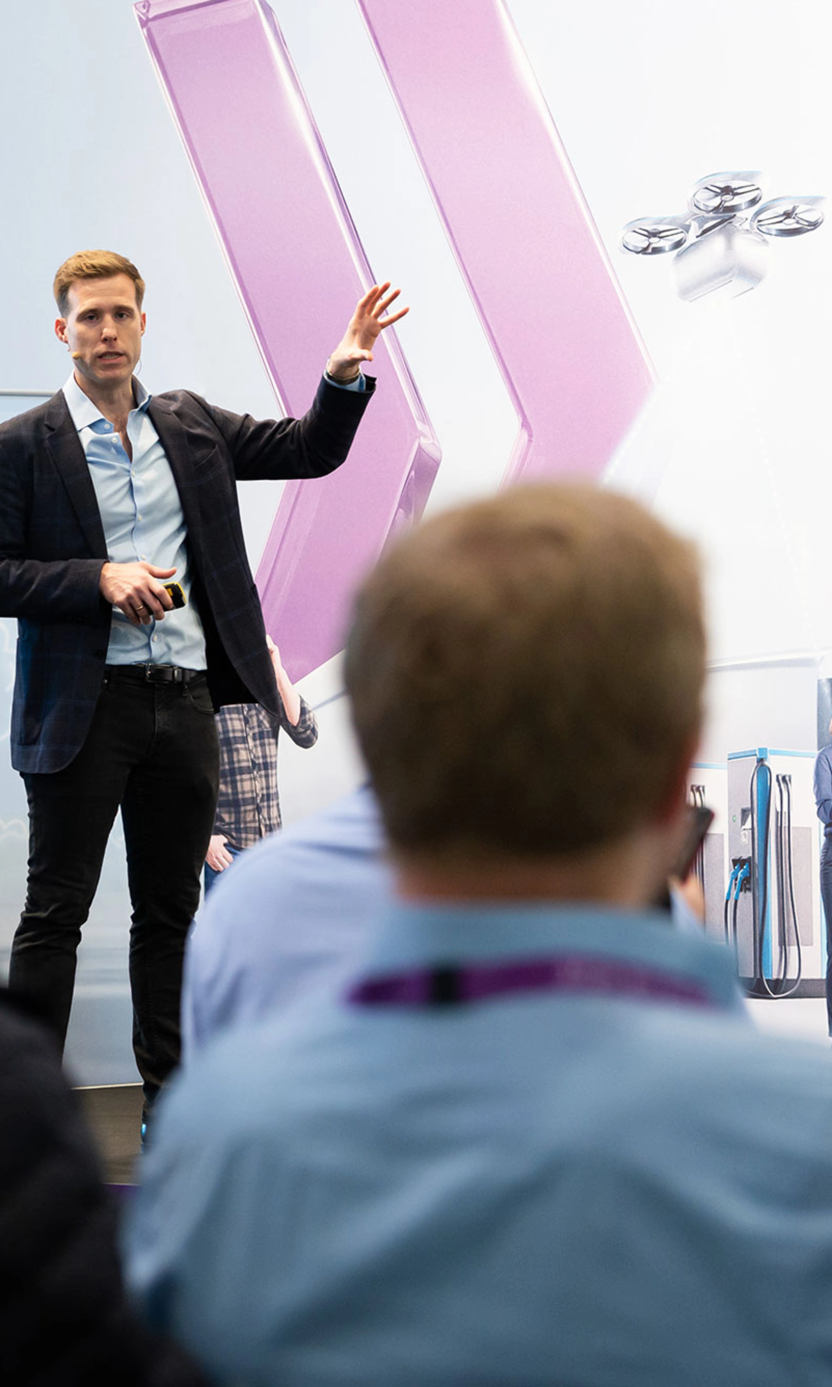 Referent präsentiert auf einer Bühne bei einer IAA-Transportation-Konferenz.