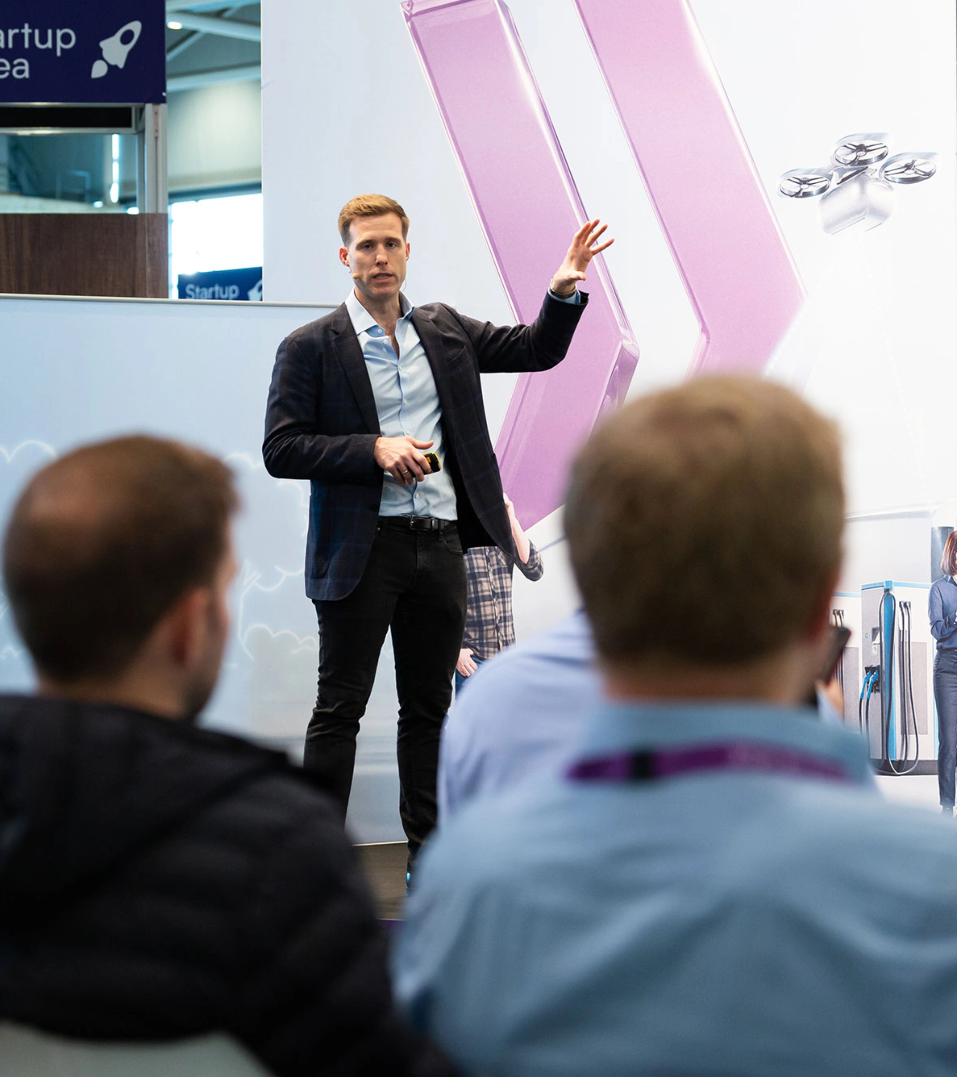 Referent präsentiert auf einer Bühne bei einer IAA-Transportation-Konferenz.